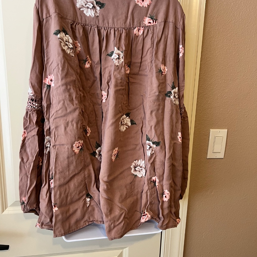 Torrid Long Sleeve Floral Print Blouse size 2 (2X) - Picture 4 of 9